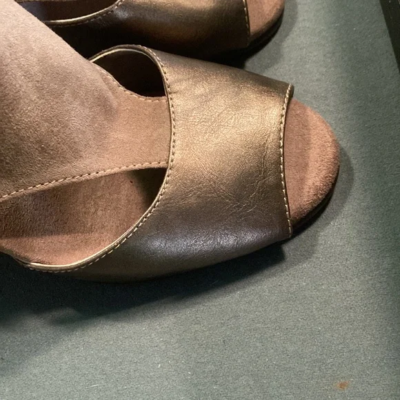 Cute 3 inch AEROSOLES size 7 - Picture 4 of 6